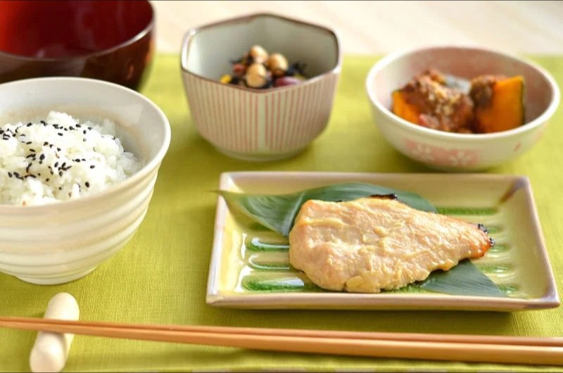 なごみの日替わり定食(焼き魚・小鉢二種・土鍋炊きごはん)