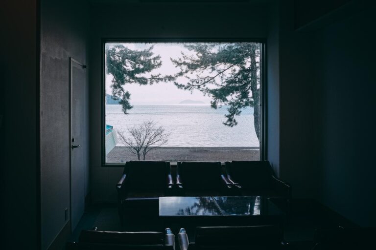 海を望む客室の窓辺