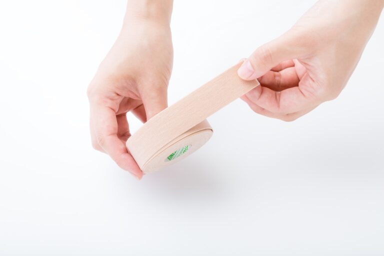 キネシオテープを貼る手元